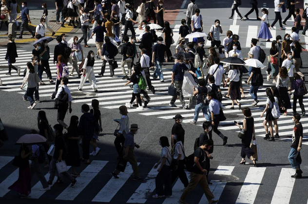 2015年，日本总人口大约1.27亿，
2023年，日本总人口大约1.25亿，
