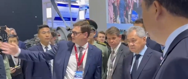 俄罗斯安全委员会秘书绍伊古视察了俄罗斯技术国家集团在珠海航展上的展台，62岁俄飞