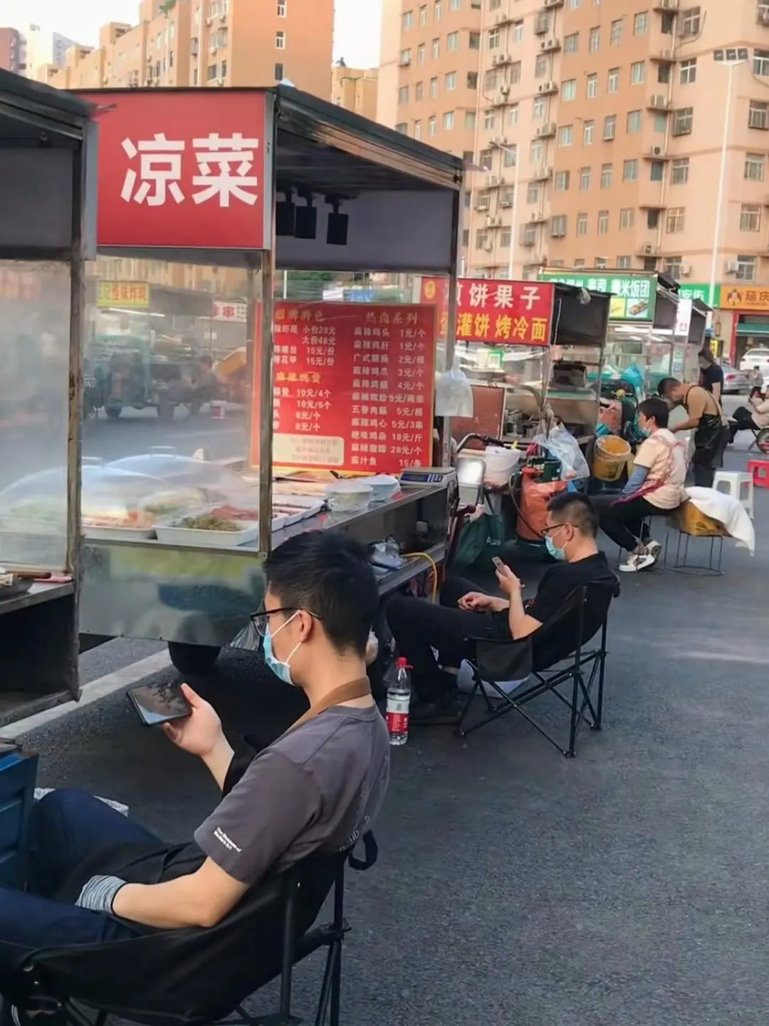 这年头生意难做，没顾客大家只能玩手机。