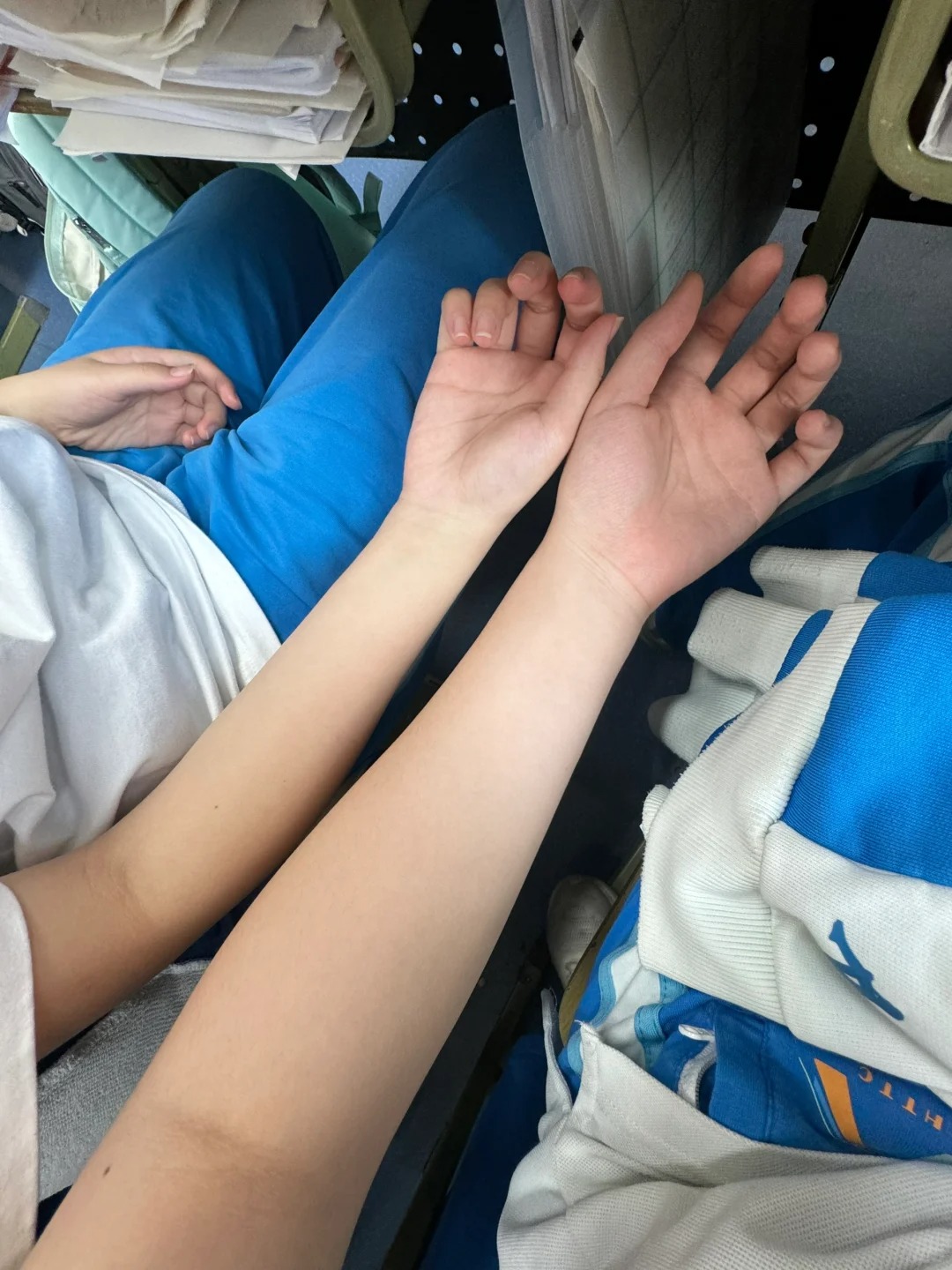 老天爷下辈子赐我一个小骨架吧
谁来把我的大手收走吧，我可太羡慕小手了