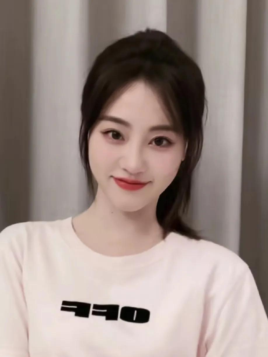 现在的女演员都这么卷了吗？祝绪丹明明看着不会跳舞，一抬腿就来了一字马，柔韧度这么