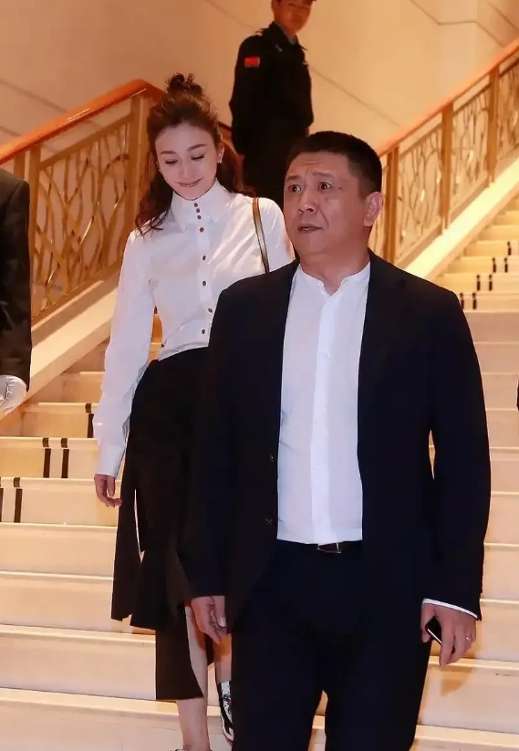 李小冉嫁给富豪竟然不要孩子，富豪老公竟然也同意无人继承财产？
李小冉今年48岁，