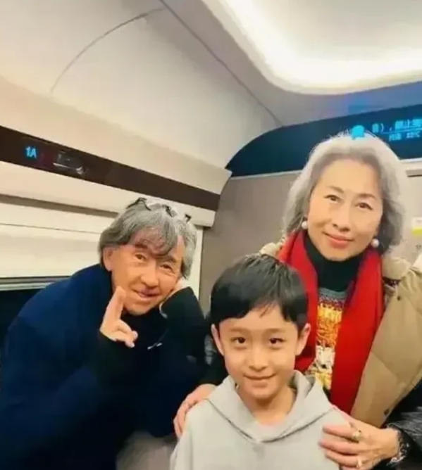 这两人才是爱情的样子啊！
林子祥76岁，叶倩文61岁，
两人只要一个人去演出，另