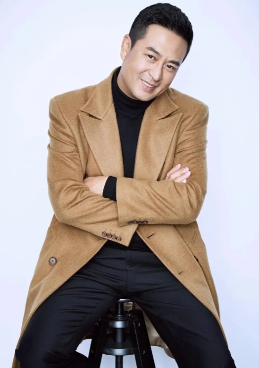 这个女人说，张嘉译的嘴都快被我亲肿了