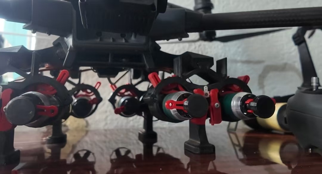 俄军第聂伯河集群的炸弹机，这款4旋翼比起以前要大很多，下面可以挂一排3D打印机设