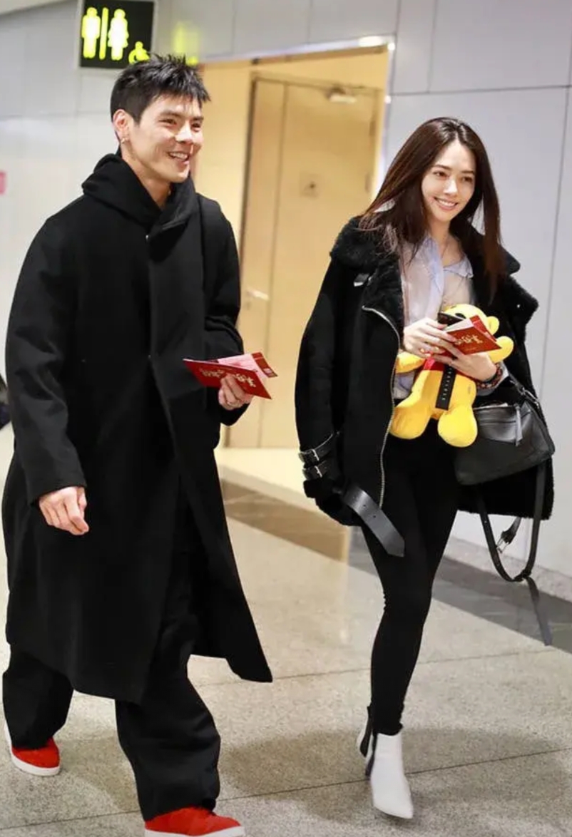 郭碧婷真是太聪明了
第一，嫁给向佐，收获了渴望的母爱，
第二，嫁给向佐，获得了向