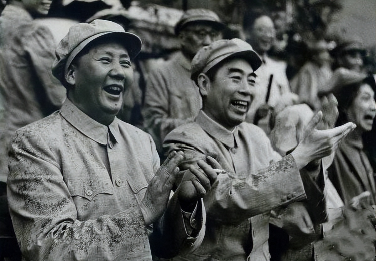 1952年，历史的镜头捕捉到毛主席与周总理的珍贵一幕，一张老照片定格下二人开怀大
