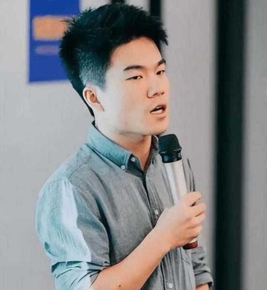 董宇辉出身农村，凭借知识才华从默默无闻到爆火网络。他从不讳言自己来自农村，长相也
