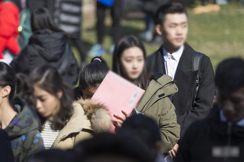高校毕业生如果找不到合适的工作，就继续深造吧！本科毕业生可以报考硕士研究生，硕士