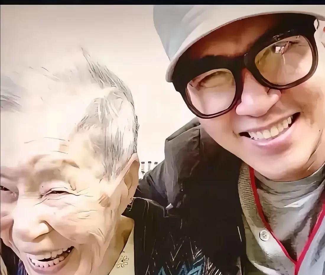 还别说，具俊晔真是个孝顺的孩子，刚晒完老妈和陌生女人的合影，接着又晒外婆，老太太