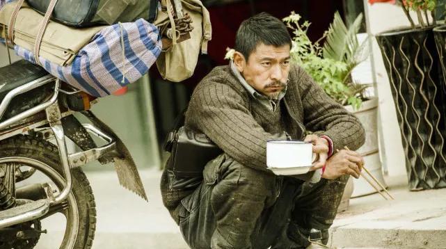 刘德华对张艺谋说，自己想演农民，却被张导不假思索地拒绝了。
张艺谋：你这辈子演不