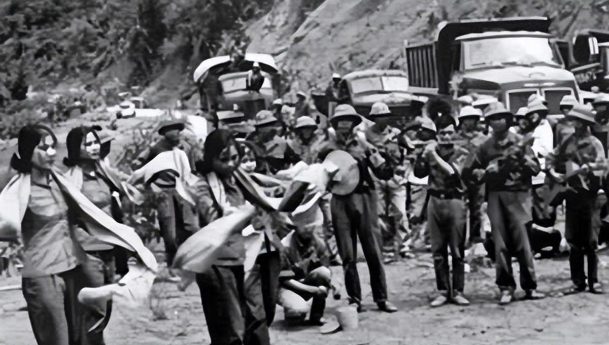 1979年，对越自卫反击战中，我军俘虏了117名越南女兵，起初，这些女俘虏还担心