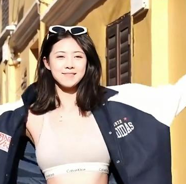 同曦男篮球员林葳女友卓识晒出冬日美照，她配文写到：“冬日里的阳光。