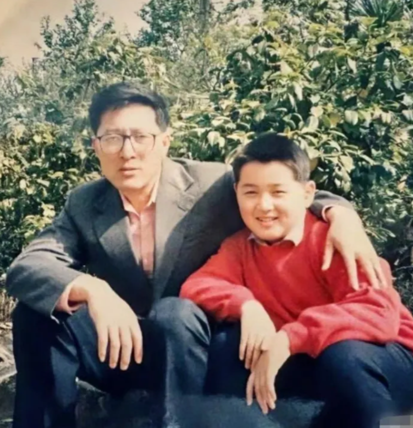 这是一张明星小时候的照片。这个小男孩，现在已经30多岁了，长得越来越像爸爸了，而