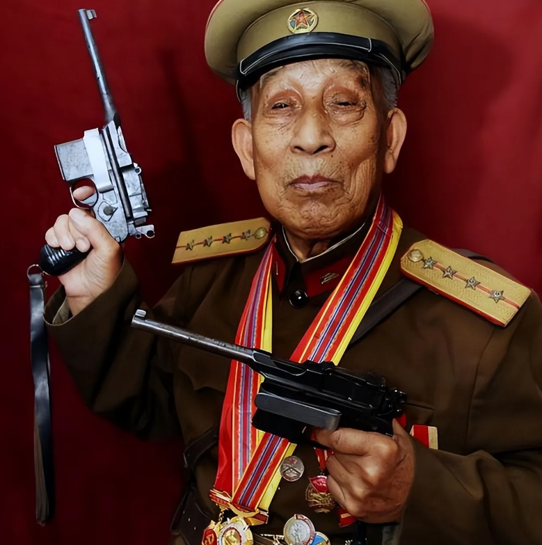 1996年，有人举报一位70岁老人私藏两支手枪，民警找到他让他上交，没想到他却说
