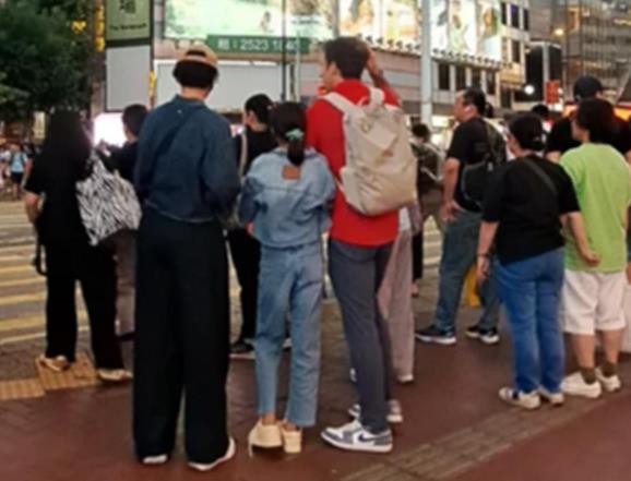 梁咏琪从歌手出道，凭借独特嗓音和出众形象在乐坛、影坛都收获颇丰。近日有媒体拍到梁