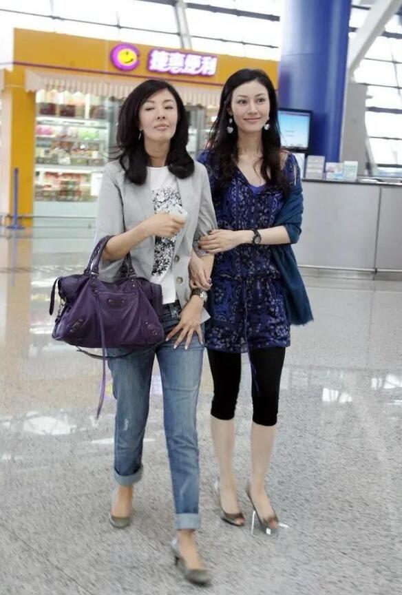 李嘉欣的五分打底裤太有年代感了