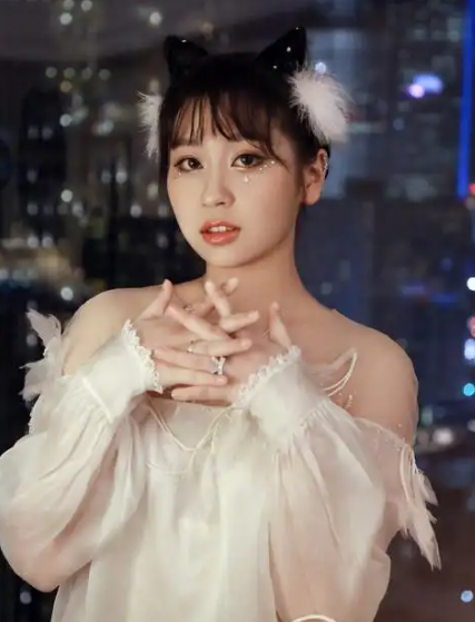 一次，主持人问高秋梓:“你有这么恐婚恐育吗？”高秋梓不假思索:“有。”主持人问: