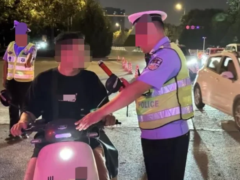山西吕梁，男子曾因酒后开车被罚，于是便在酒后选择骑电动车回家，谁料，途中又被2名