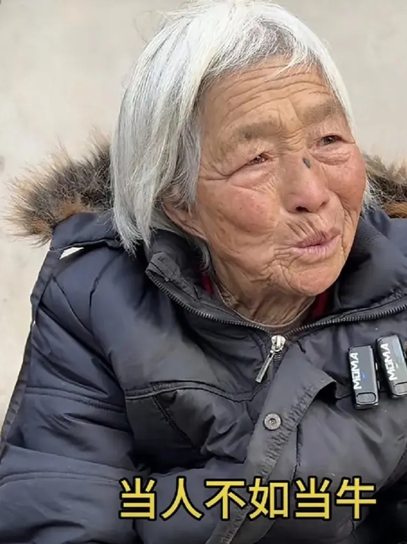 记者问一个依靠拾荒生活的老人：“如果有下辈子，你还愿意投胎做人吗？”老人微笑着不