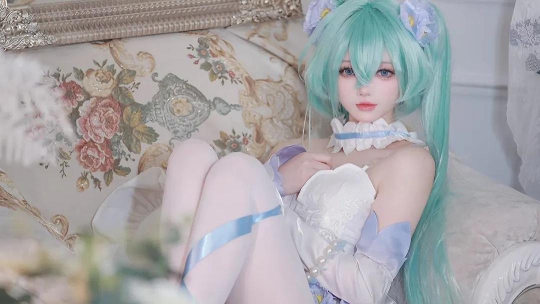 初音未来cos：白丝肉肉腿蝴蝶精灵，简直太爱了！