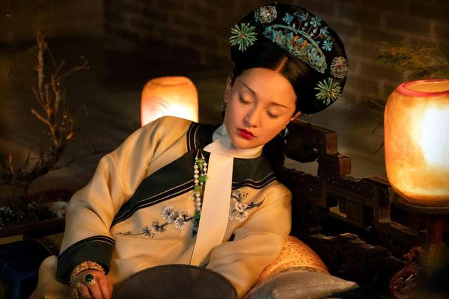 1766年，乾隆正在木兰围场狩猎，听到皇后去世，他没有表现出一丝悲伤，不仅没回宫