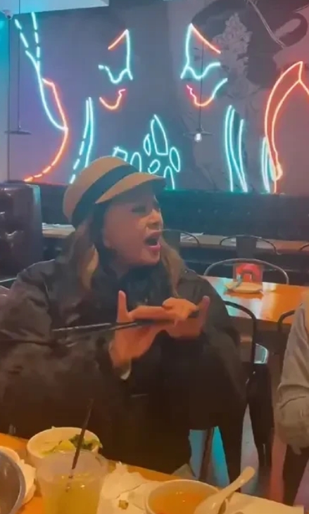 刘晓庆飞美国过情人节，在火锅店里一边唱一边舞，学傣族舞蹈，这精气神真也没谁了。7