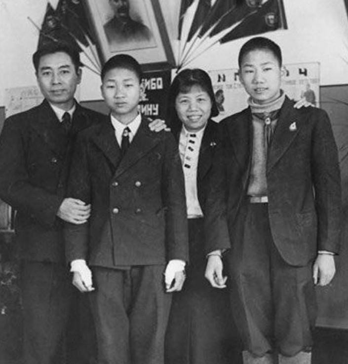 1939年，周恩来在苏联养病期间同邓颖超看望毛岸英，毛岸青兄弟俩，为后人留下历史