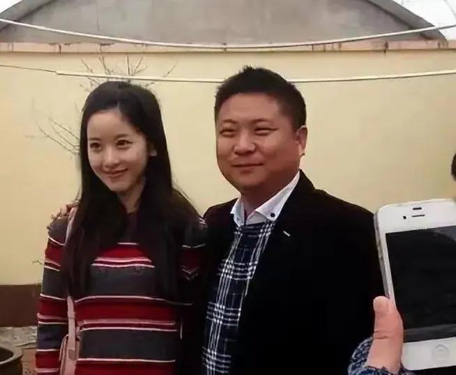 一次，刘强东带妻子回村看望乡亲们，两人一起发放慰问品，章泽天很有礼貌。
强子遇到