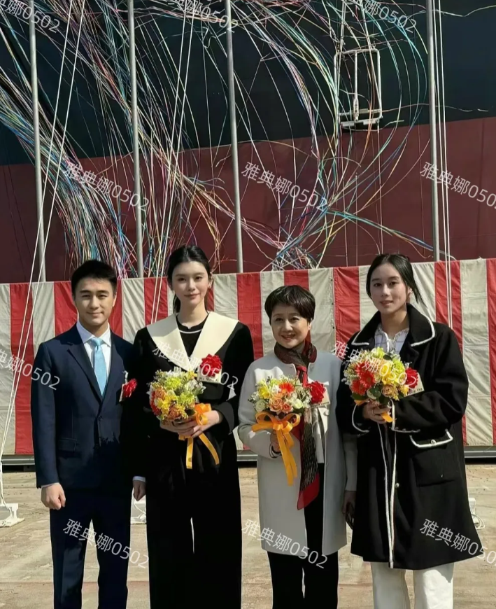 今天是奚梦瑶35岁的生日，她发了跟婆婆梁安琪和小姑子何超欣参加新船下水水礼的合照