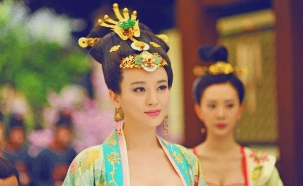 公元130年，汉朝的影响力已扩展至帕米尔高原以西的五十多个国家。这些国家纷纷送来
