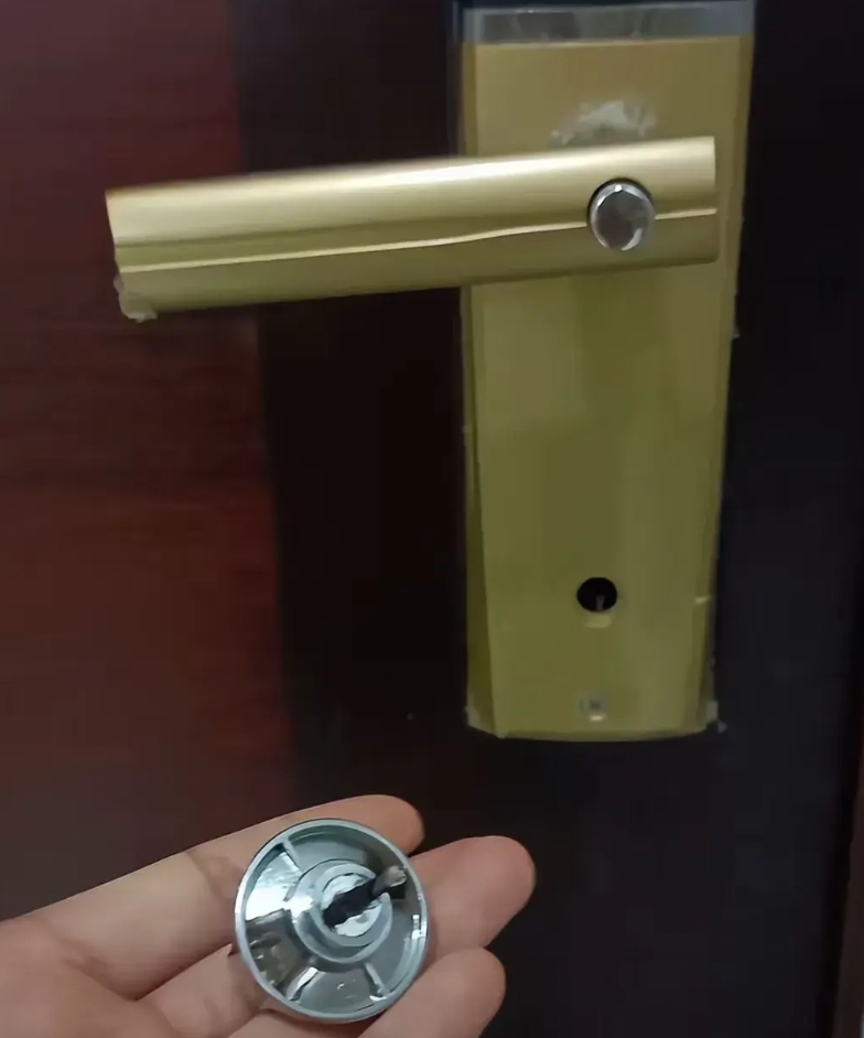云南昆明，女子三人来参加考研，提前订了一晚民宿，结果第二天准备出门参加考试时，竟