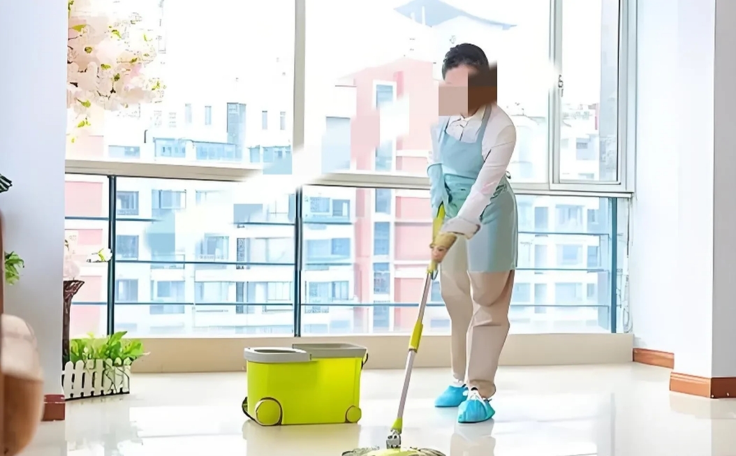 上海，一住家保姆在男雇主的浴缸里洗澡，她脚下一滑，把自己摔倒，雇主和妻子把她送到