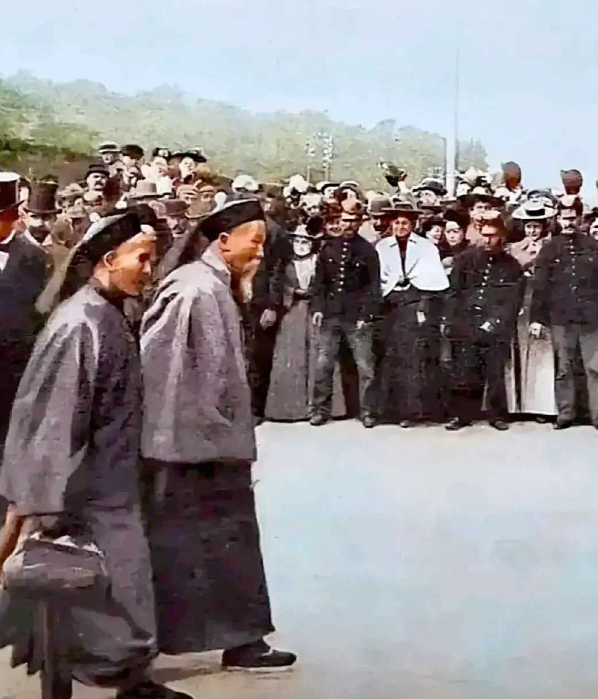 1896年，李鸿章大摇大摆地跑到美国，想要给美国人瞧一瞧他的中国风。他特意穿上了