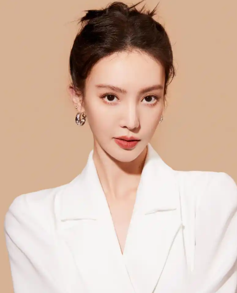 当年，金晨的老师对金晨妈妈说:“金晨就别考大学了，肯定考不上的，她长得还挺好看的