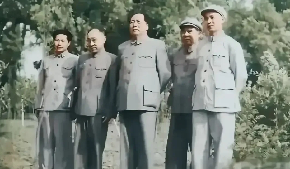这才是毛主席他们的真实相貌，不是演员饰演的！照片里站在毛主席旁边的四位我只认识陈