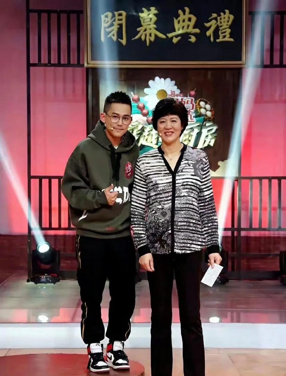 苏醒挺实在的，直接发了和郎平教练的全身合照。