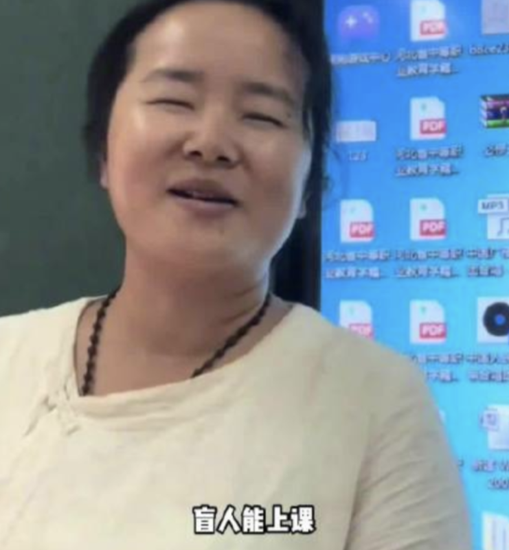 这个老师火了！河北涿州，一女子双目失明走路都费劲，可是学校却让她带高三语文课！然