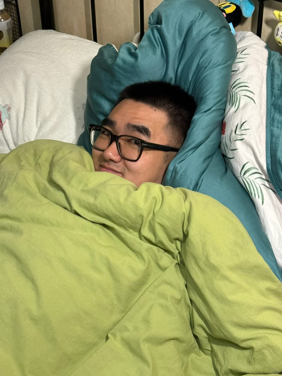 他收到博士录取通知了
男朋友真的好可爱啊，他收到了博士录取通知，然后整个人陷入了