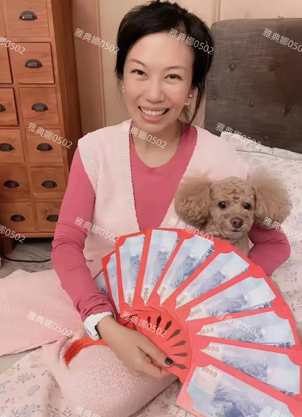 萧敬腾老婆林有慧家居照太暴露年龄了，头发凌乱穿着秋衣秋裤大妈感十足。
51岁的她