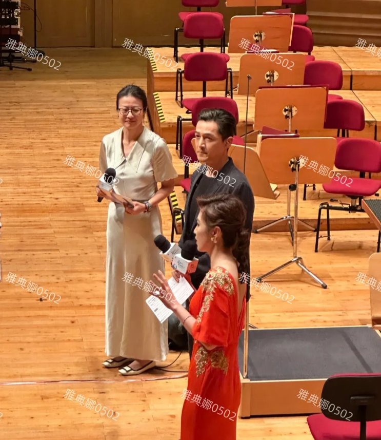 音乐会上见到胡歌了，本人又瘦又高，五官像雕像一样深邃立体棱角分明十分俊美，斯文儒