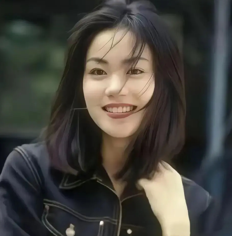 王菲有3个曾用名你知道吗？
15岁前，叫是王菲
15-20岁，随母姓是夏琳
20