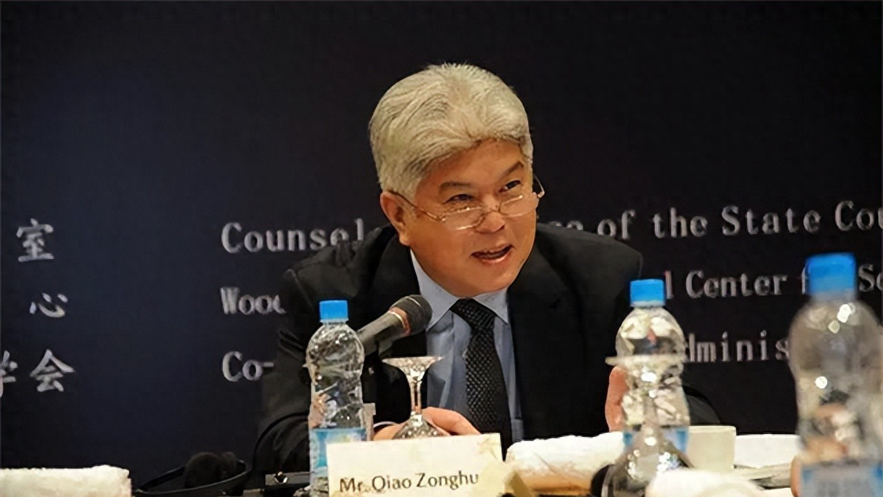 他是原外交部长之子，中科院研究生，57岁任外交副部长，如今80岁