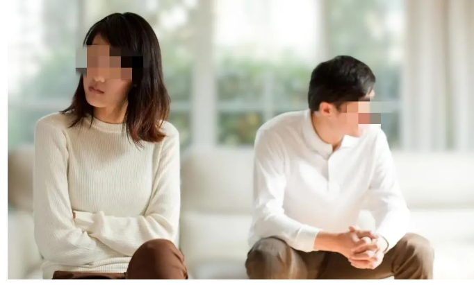 广东江门，女子跟丈夫说晚上要加班，丈夫不放心妻子走夜路，就去接她下班回家，万万没