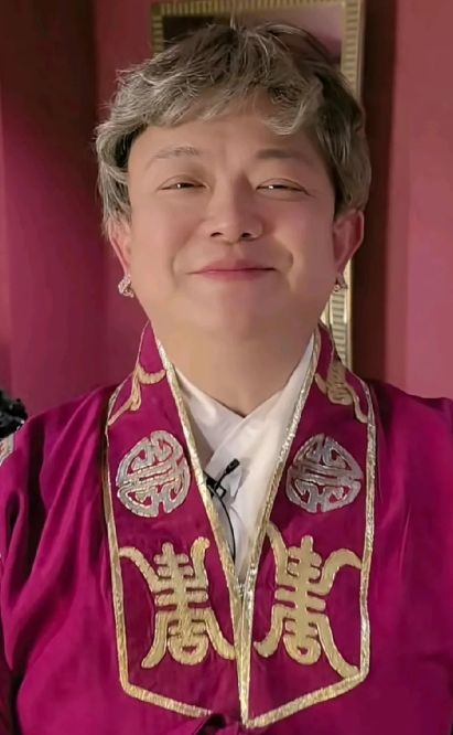 舒悦曾经以上海阿婆形象风靡江浙沪，说实话舒悦扮演的上海阿婆真的惟妙惟肖，简直到了