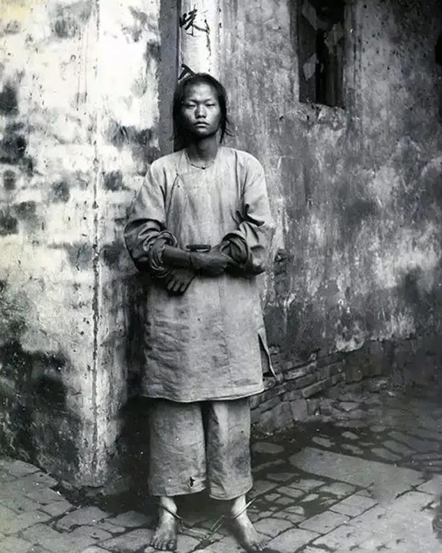 1895年，一名脚戴镣铐的女子被官府判处死刑，她因杀害外国传教士即将被斩首。临刑