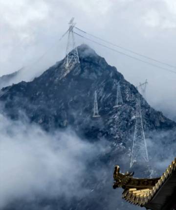 知道中国是基建狂魔，但也想不明白，在西藏这玩意儿是咋放上去的？