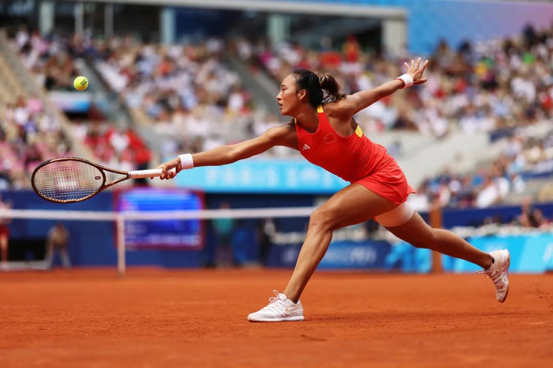 随着王欣瑜0:2输给普丁塞娃，中国8位女网选手的最新情况如下
1、郑钦文（世界排