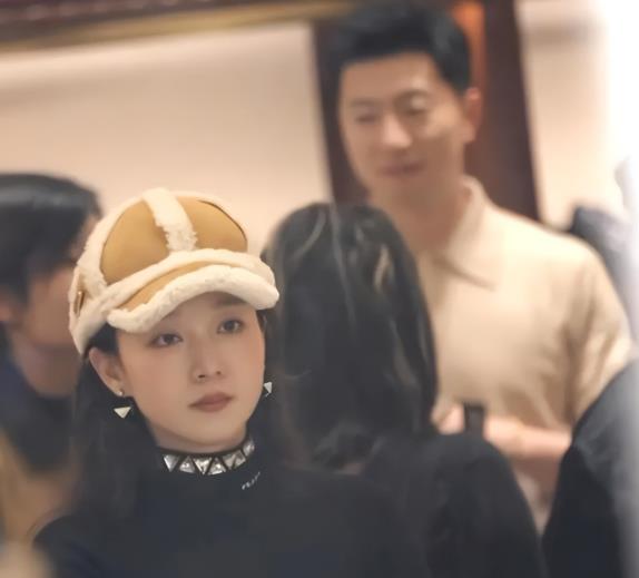 马龙作为国乒传奇，在赛场上战功赫赫。他的妻子夏露走入大众视线后，备受关注。夏露气