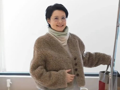袁立没有孩子。

她经历了三段婚姻，第一段和演员赵岭闪婚闪离，第

二段与加拿大